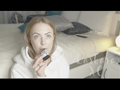 Симпатичная хотвайф делает минет 5 мин.