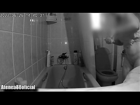 Сводную сестру застукали за мастурбацией в душе, бритую, часть 1 8 мин.