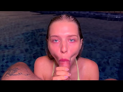 Сладкий минет в общественном бассейне. Сперма на волосах Californiababe 7 мин.