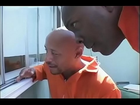 Sara Jay трахнули заключенные 21 мин.