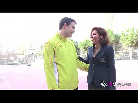 Секретарша-милфа и застенчивая дрочка. `` Иди сюда, я сделаю из тебя мужчину '' 38 мин.