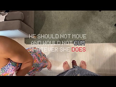 Самая горячая брюнетка соблазняет доставщика без трусиков 6 мин.