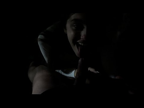 Сексуальная мини-юбка, киска и трусики светятся перед рискованным минетом 5 мин.