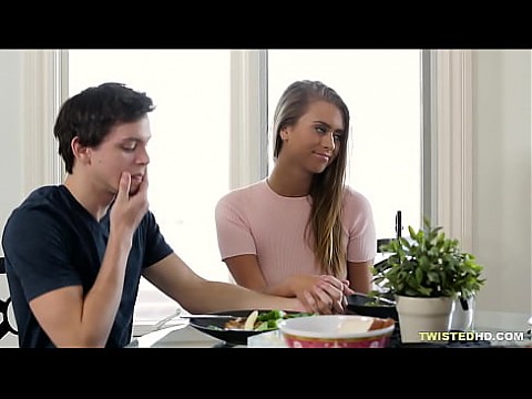 Сосет на кухне, трахается на кровати - Jill Kassidy 6 мин.