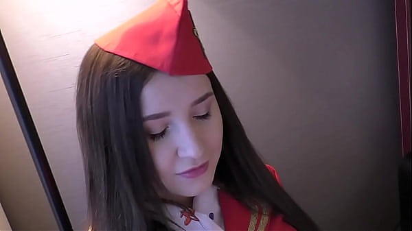 Стюардесса Черри Брайт получает кремовый пирог 5 мин.