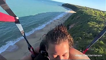 Секс на большой высоте: Занятие сексом во время полета на параплане. 10 мин.
