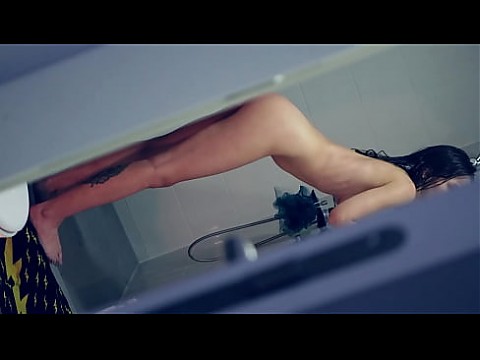 Застукал сводную сестру, пока она трахалась с дилдо в душе 6 мин.