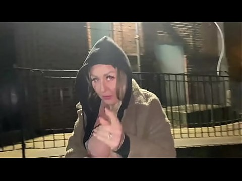 Женщине на улице предложили сигарету, чтобы она посветила и помочилась на публике 10 мин.