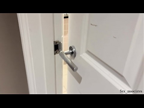 Застукал мачеху за мастурбацией в туалете общей комнаты и удивил ее своим членом в ее заднице. 11 мин.