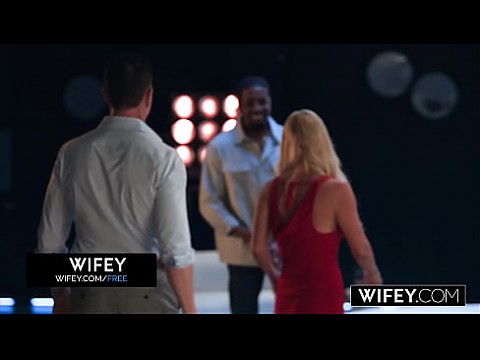 ЖЕНА Горячая блондинка-мамочка Татьяна Стил получает BBC, пока муж снимает 12 мин.