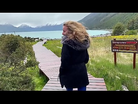 J’ai envie de baiser alors mon homme m’attrape en face d’un glacier pendant une visite