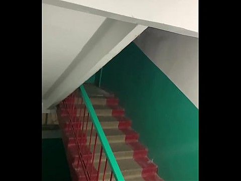 Я Подслушиваю и подсматриваю, как молодая парочка трахается прямо в подъезде на лестнице и дрочу 16 мин.