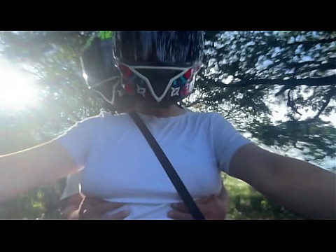 Я подобрал клиента Диди без бюстгальтера, и он заметил мои большие сиськи 23 мин.