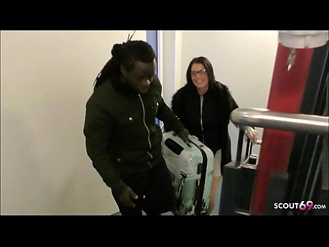 Немецкая жена Дакада трахает черного мальчика по вызову в отеле - немецкая милфа 9 мин.