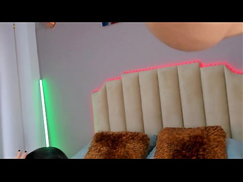 Незабываемая латиноамериканка обожает секс каждый день! У неё очень мокрая киска! 10 мин.