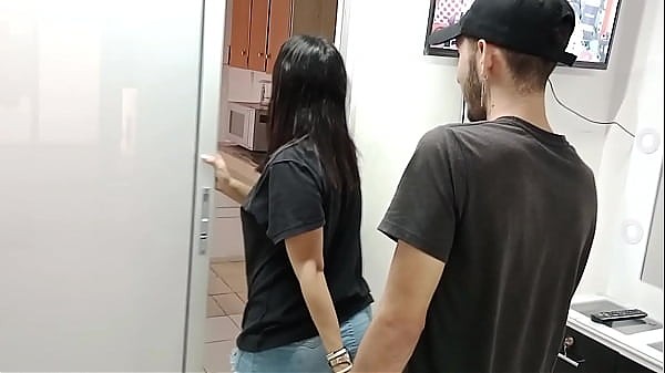 неверная жена звонит своему пасынку, чтобы успокоить ее возбуждение, как только она приходит, она остается в потоке, показывая свою большую задницу, и начинает сосать член 6 мин.