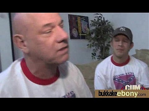 Чернокожая крошка занимается горячим групповым трахом 9 5 мин.