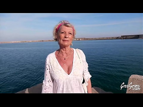 70-летняя Ева тренирует двух зажигательных жеребцов 15 мин.