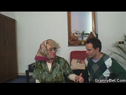 Она наслаждается свежим членом в ее старой киске 6 мин.