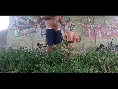 Отец выводит свою падчерицу на велосипедную прогулку и снимает на видео, как он трахает ее и сосет на публике. 5 мин.