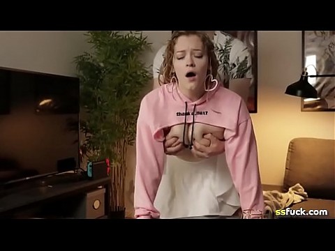 ОТЛИЧНАЯ ДЕВУШКА ТРАХАЕТСЯ В КИСКУ. 6 мин.