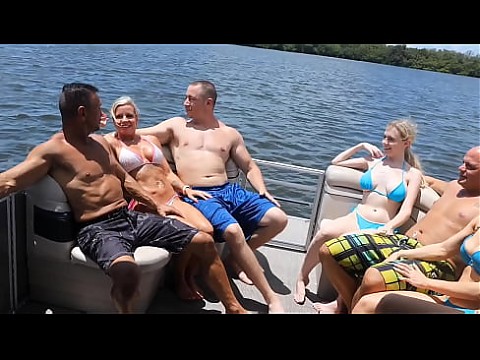 Оргия посреди океана 5 мин.