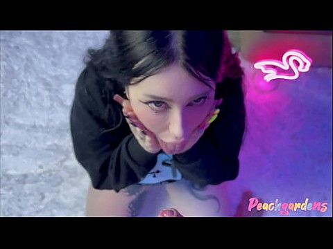 Очень слюнявая глубокая глотка от девушки-подростка 11 мин.