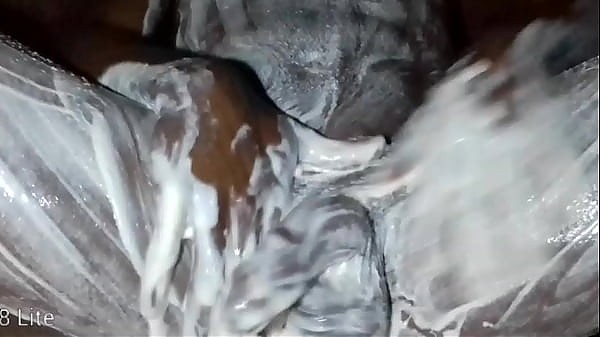 Одинокий африканец поливает свой член и задницу лосьоном для тела. 11 мин.