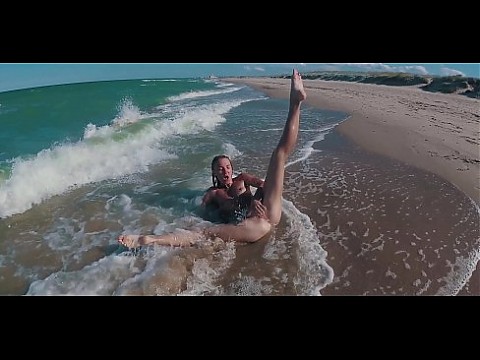 Молодая Русская нудистка Саша Бикеева гуляет голая по Испанским пляжам в Валенсии. Трэвел шоу ASS DRIVER XXX (ПопаВодитель)