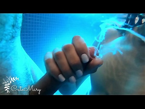 Младшая сестра делает минет своему брату в бассейне