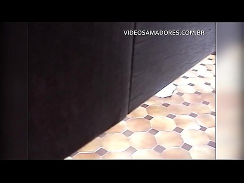 Мальчик видит, как его сестра занимается сексом с соседом во дворе, и записывает видео