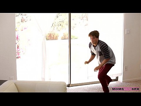 Мамы учат сексу - мама соблазняет своего пасынка-девственницу 5 мин.