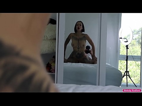 MILF Step MOM Big Tits BIG ASS Австралийская латиноамериканка Metaverse Pornstar Gamer с хентайными татуировками Жестко Трахается и Делает Чувственный Минет Голубое Бикини - Melody Radford 21 мин.