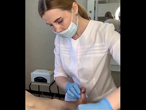 Мужчина мощно кончает прямо на процедуре депиляции. Как вы думаете, я удалил его сперму? 2 мин.