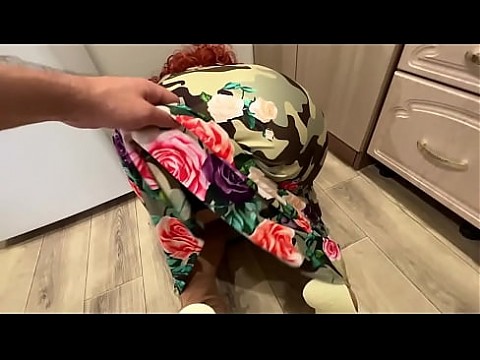 Мачеха крутит своей большой жопой и надеется на анальный секс с сыном 10 мин.