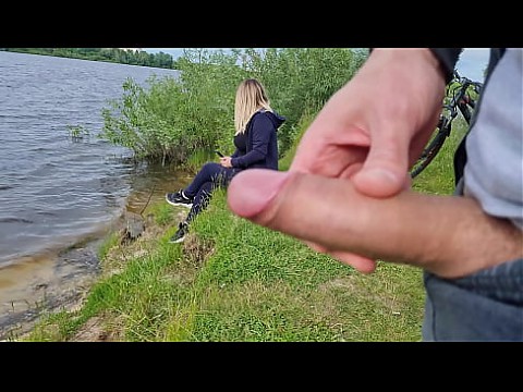 Мужик-эксгибиционист увидел одинокую девушку на природе и достал свой член перед ней и стал мастурбировать член перед незнакомой красоткой, он рискует напугать ее, но она любит смотреть на большой мужской член и хочет увидеть его кончил 5 мин.
