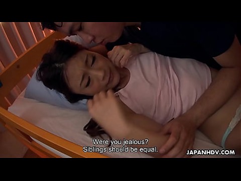 Мастурбирует, пока она слушает, как ее сестру трахают снизу 16 мин.