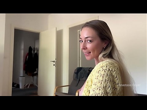 Мать застукала нас, когда моя маленькая сводная сестра сосала мой член. Она продолжала, когда мама была на кухне. 6 мин.