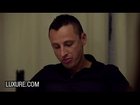 Mina Sauvage секретное лизание и минет во время ужина 10 мин.