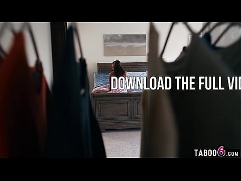 Молодой чернокожий парень жестко трахает двух чернокожих молодых женщин-лесбиянок 6 мин.