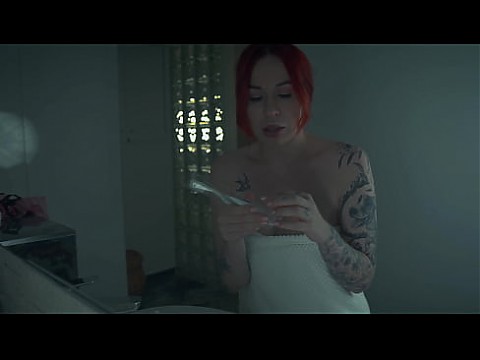 Мачеха делит постель с пасынком в отеле — шок от спермы в пироге! 16 мин.