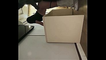 Менеджер отеля занимается сексом с отчаявшейся соискательницей работы в комнате для собеседований. 6 мин.