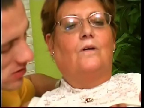 Два ебаря трахают зрелую толстушку со сливками 31 мин.