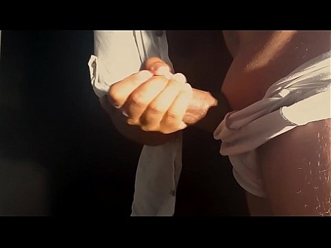 Дает ему мастурбирует 5 мин.