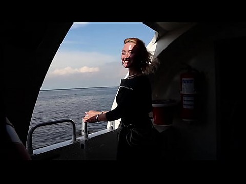 Девушка в наручниках на теплоходе 10 мин.