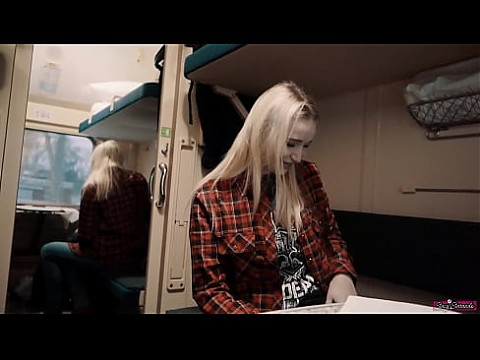 Девушка-попутчик соблазнила парня в поезде, сделала ему минет и проглотила сперму! 10 мин.