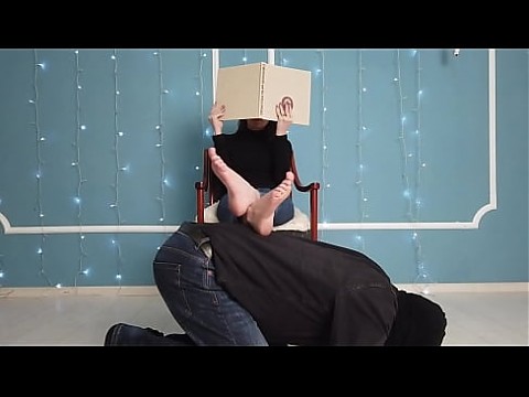 Девушка играет ногой на моей спине 8 мин.