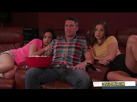 Две падчерицы развлекаются с папой за просмотром фильма 10 мин.