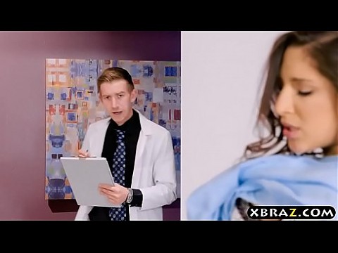 Доктор наконец доводит тинку до оргазма, когда она сквиртует 7 мин.