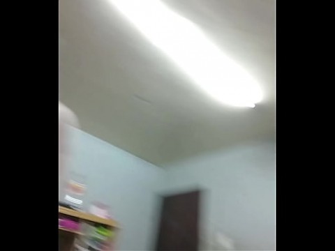 Дедушка-папочка лижет и сосет самую маленькую 18-летнюю маленькую киску, которая на вкус как мед, кладет ноги ей на плечи и трахает ее 5 мин.